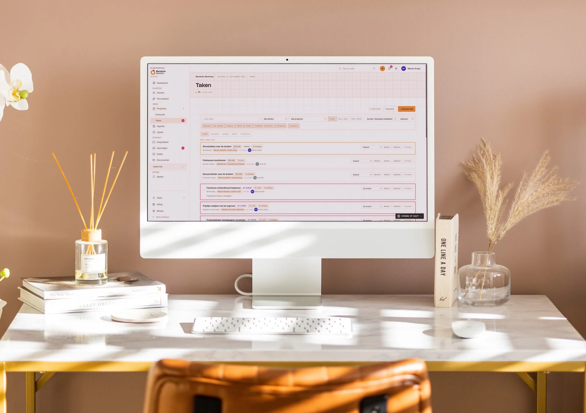 Het takenoverzicht van de week, met te late taken in het rood en taken van vandaag in amber. In de lus zet het bureau een taak op voltooid: de taak verhuist naar het blok Voltooid en de teller loopt terug.