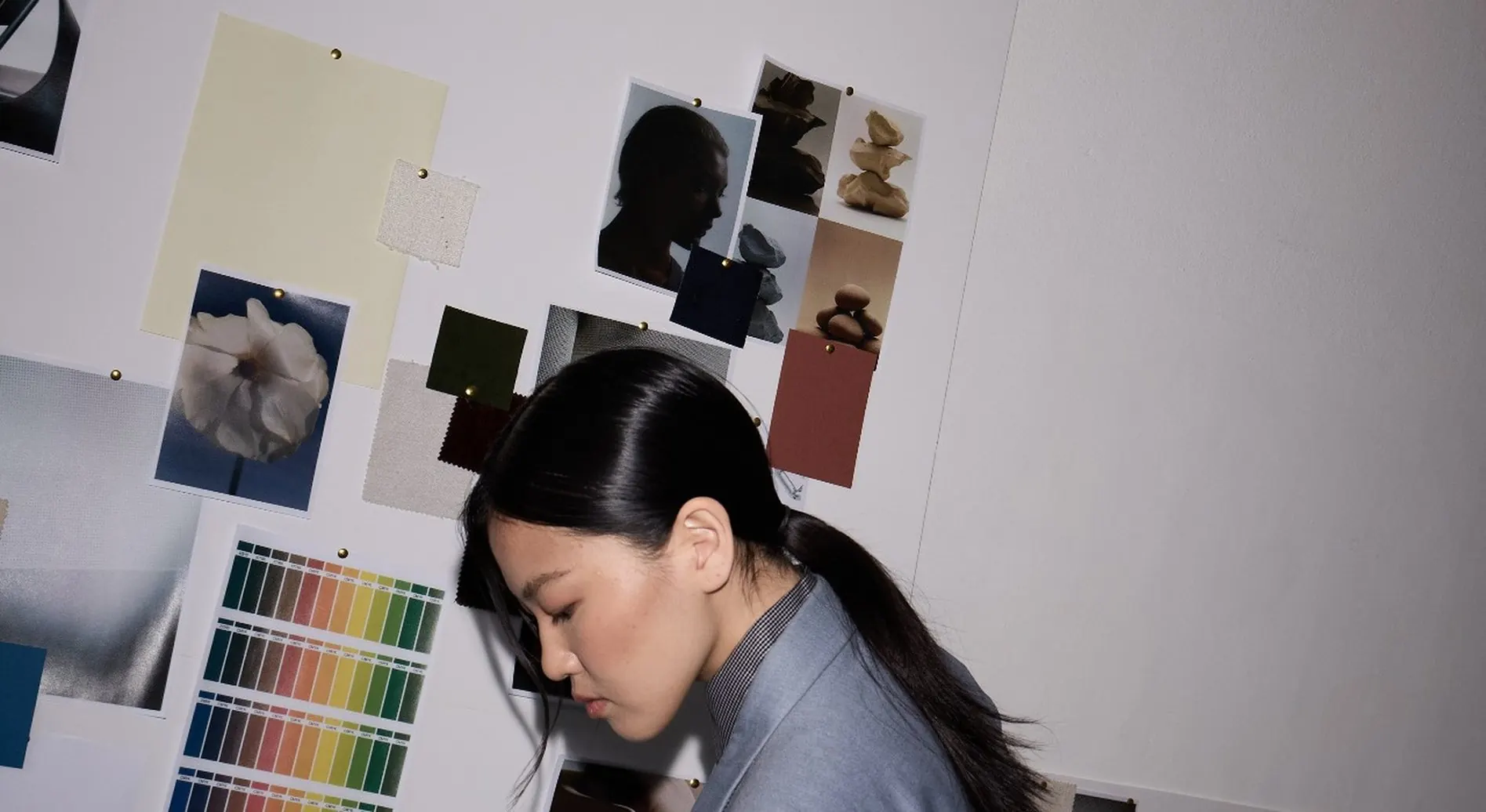 Ontwerpster bij een moodboard met kleurstalen